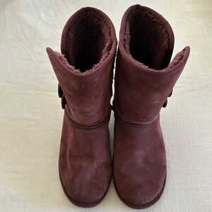 Purple suede mid high Apre’s boots
Size 8, all my shoes were my own💜